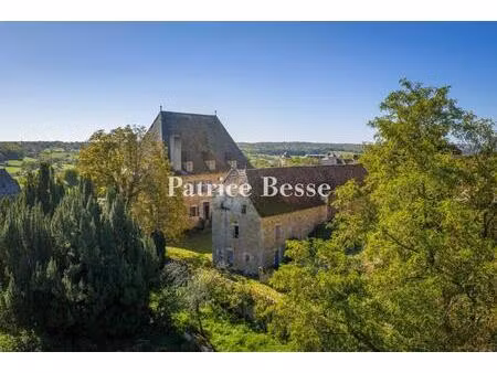 dans un hameau aux portes de figeac  sur 5 ha  une ancienne ferme à réhabiliter composée..