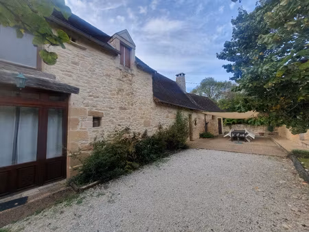 agréable maison en pierres avec un gite et piscine