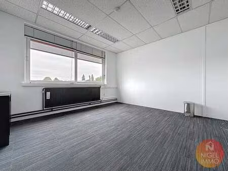 bureau 17 m²  grand parking  commodité  autoroute