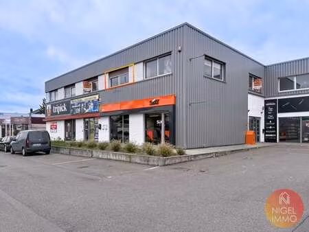 bureau  17m²  grand parking  commodité  autoroute