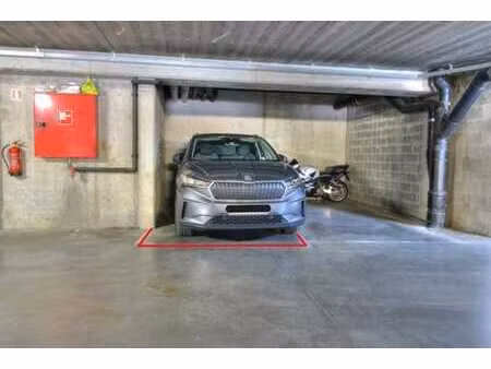 parking intérieur dans une copropriété sécurisée