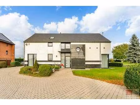 ruime luxueuze villa met een bewoonbare opp van ca. 259m²...