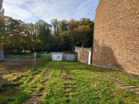 terrain comprenant 2 garages