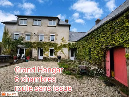 maison spacieuse en pierre dans une rue en sans issue