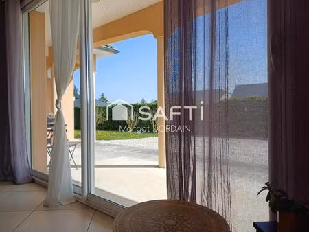 située à moins de 3km de toutes commodités   25mn de rodez et de villefranche de rouergue 