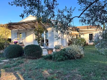 maison moderne de plain-pied à vendre à oppède avec un grand séjour  un jardin arboré et..