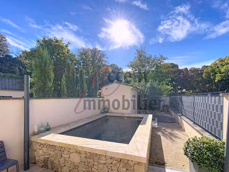 a vendre partie de mas aux taillades 3 chambres  un bassin.