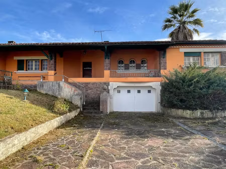 maison traditionnelle avec garage  dépendance et piscine sur