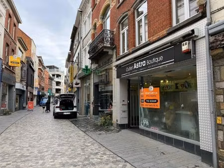 een commercieel gelijkvloers van +-90 00m²