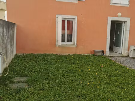 maison à louer à ozenx-montestrucq - 4 pièces  3 chambres