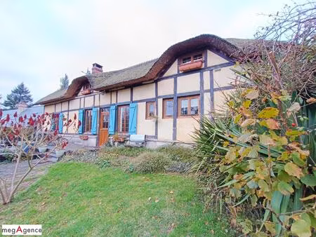 maison traditionnelle normande à toit de chaume avec dépendances
