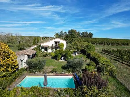 maison en pierre de quatre chambres avec piscine et vue