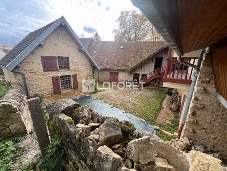 propriété vigneronne en pierre . cour intérieure .messia-sur-sorne