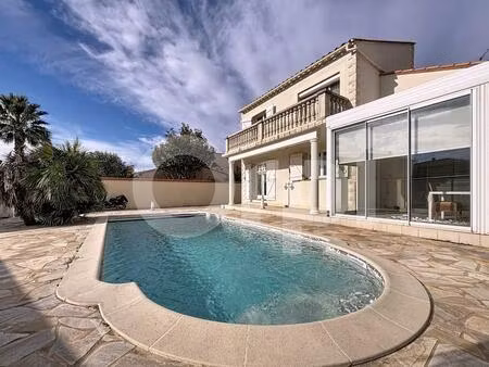 villa 4 faces avec jardin piscine et double garages