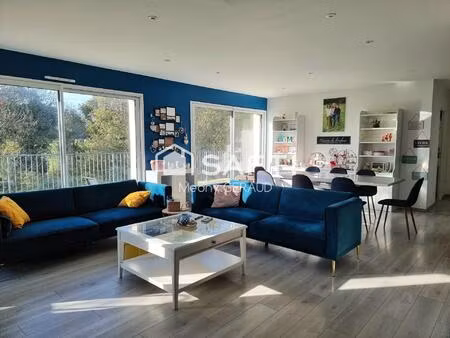 grande maison moderne.