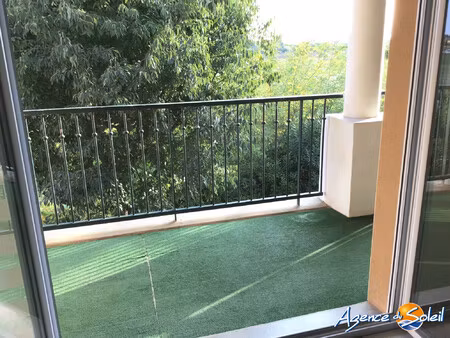bel appartement t2 avec sa terrasse et une jolie vue dégagée