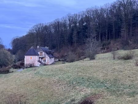 située dans le perche  charmante propriété entourée de 4ha d