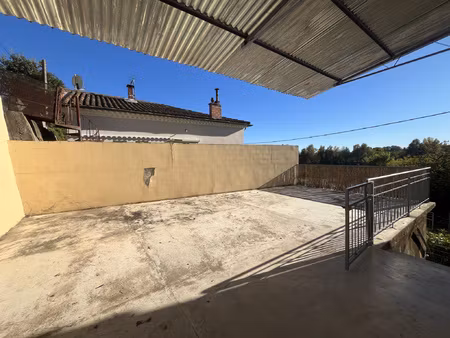 charmante maison de village avec jardin  terrain et garages