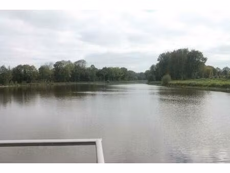 très bel étang eaux closes de + de 4 ha sur un terrain arboré de 6.7 ha