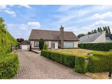 ruime woning met tuin en bijgebouw