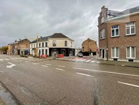commerciële hoekwoning met sterke zichtlocatie