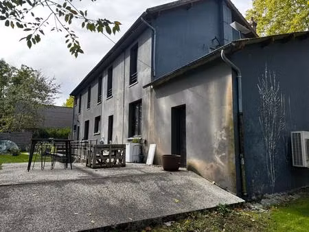 ensemble de 7 bureaux et un appartement sur un terrain de 1000m²