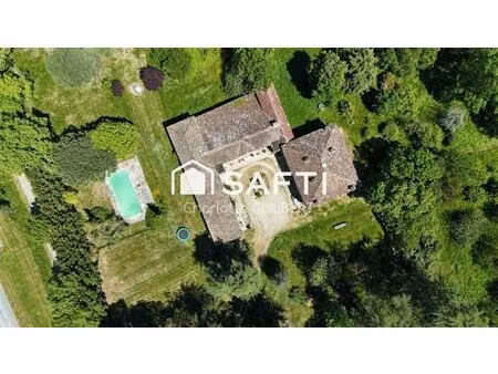 château avec salle de réception et piscine