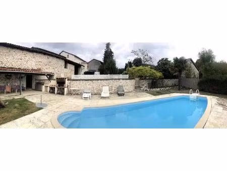 maison sur beau terrain avec piscine et jolie grange à rénover !