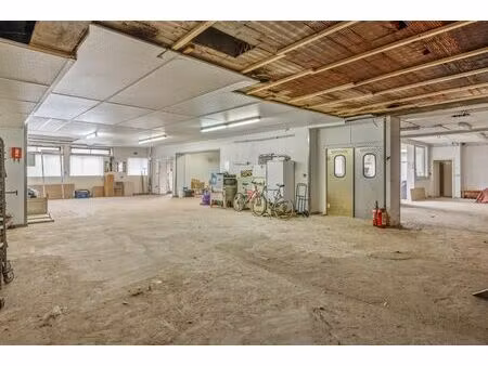 ruim magazijn (+/- 441 m²) in lier!