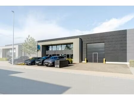 instapklaar bedrijfsgebouw op strategische ligging te huur in roeselare