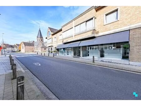 centraal gelegen handelspand met etalage in hartje lendelede