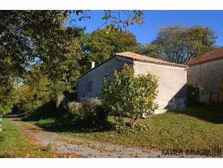 corps de ferme avec de multiples dépendances  niché en hauteur sur env . 6ha