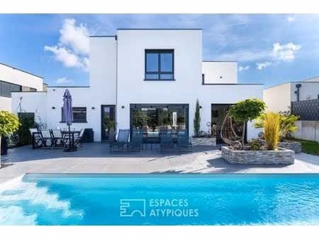 maison contemporaine et ses volumes lumineux avec piscine