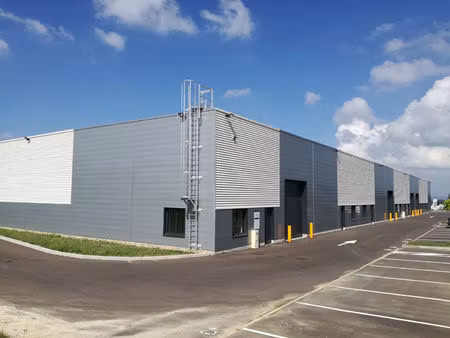 local d'activité 406 m² à louer ? flévy  entrepôt avec bureaux  porte sectionnelle et park