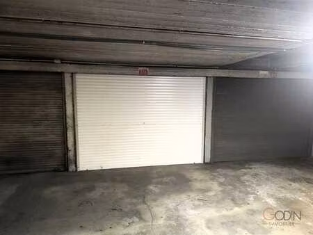 garage fermé dans grand parking sécurisé