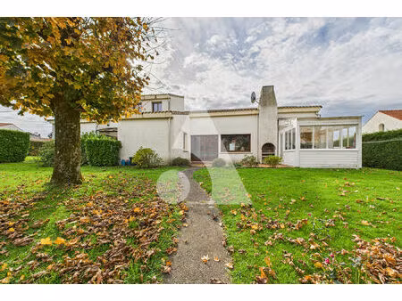 maison la roche sur yon 7 pièce(s) 205 m2