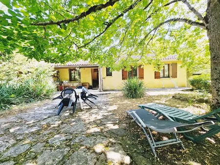 villa spacieuse avec jardin privé et ruisseau