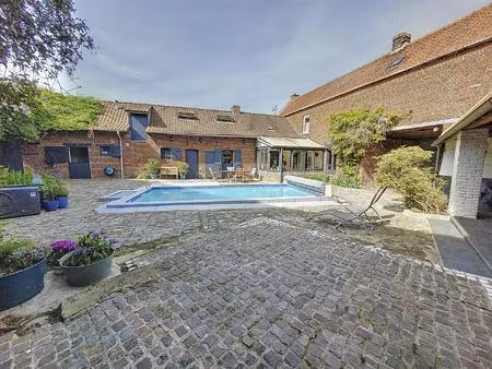 ferme au carré avec grange