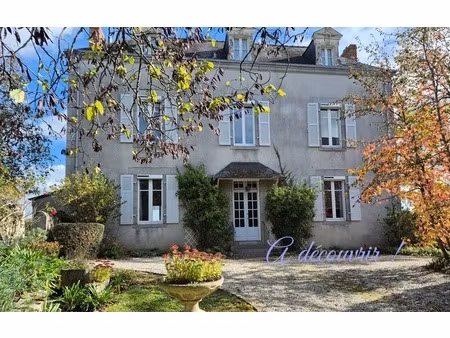 maison de maitre avec jardin et dépendance  double garage à saint-jean-sur-mayenne (53)