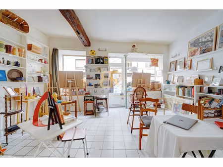 local commerciale avec belle et large vitrine