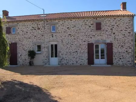 location meublée maison 6 pièces 164 m² à argentonnay (79150)  1 280 €