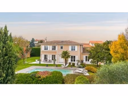 maison lumineuse avec piscine et tennis dans un cadre verdoyant et sans vis a vis.