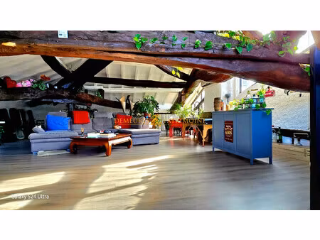 maison familiale en pierre avec ambiance chaleureuse et terrasse