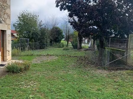 a vendre très belle maison de village en pierrres à rénover avec grandes dépendances.