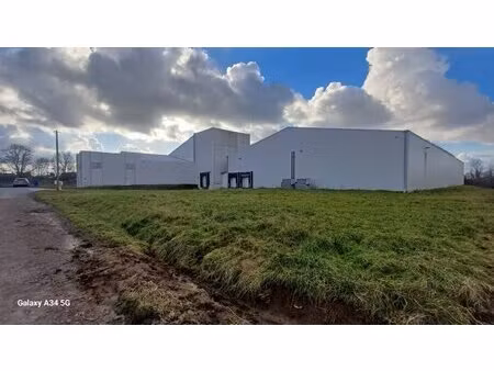 à louer local commercial 1 400 m² – 4 200 € |evron