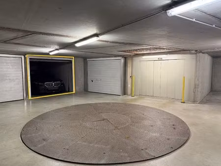 gesloten garagebox in het centrum van brugge!