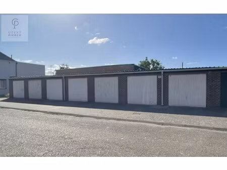 deze opbrengsteigendom voorziet zeven afgesloten garageboxen en één open autostaanplaats. 