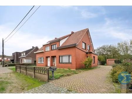 rustig gelegen te renoveren woning met 3 slpks op 855 m²