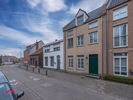 instapklare ééngezinswoning in gesloten bebouwing