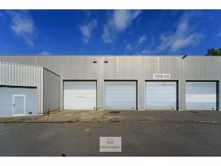 groot magazijn (221m²) te huur met hoge bereikbaarheid vlakbij r4